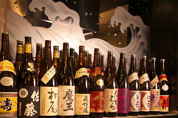 日本酒の並んだ棚